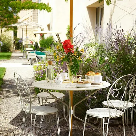 Lovely In Historic Estate شقة