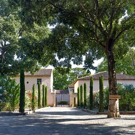 Lovely In Historic Estate شقة *