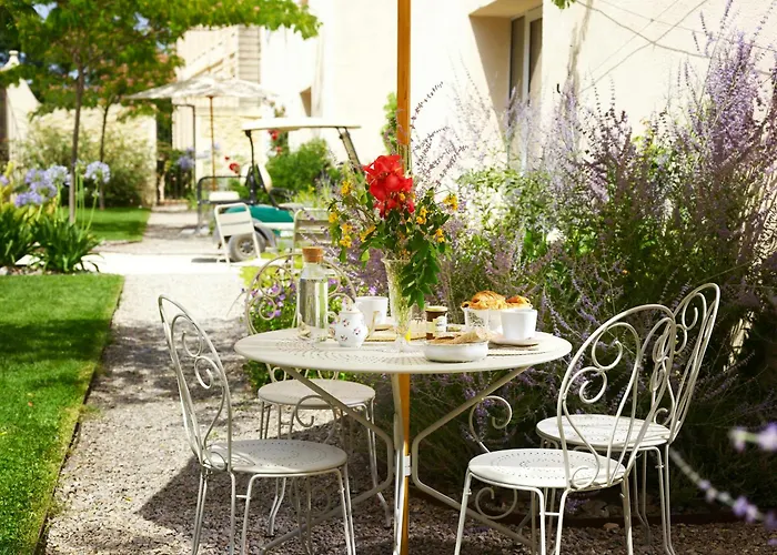 Lovely In Historic Estate شقة